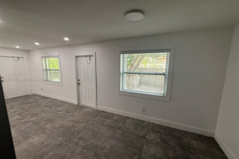 House in Miami, Florida 3 bedrooms, 156.08 sq.m. № 2040597 - photo 8