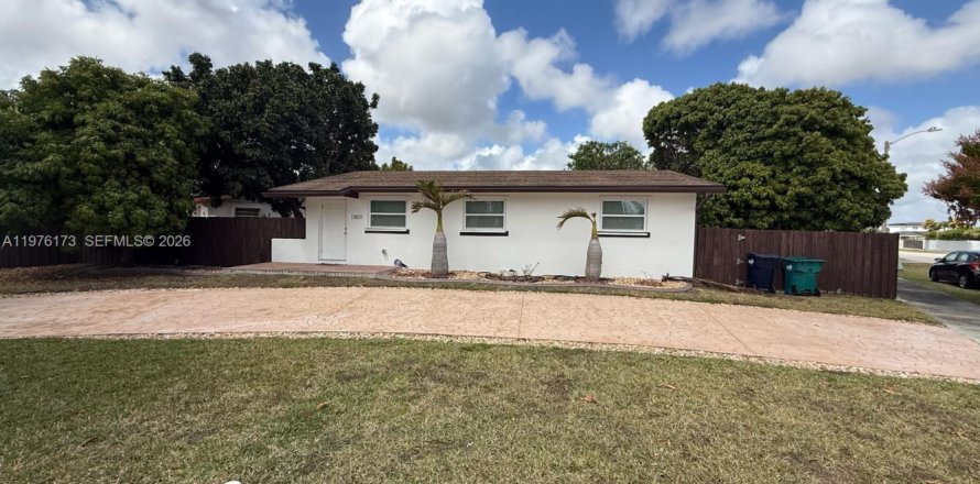 House in Miami, Florida 3 bedrooms, 156.08 sq.m. № 2040597