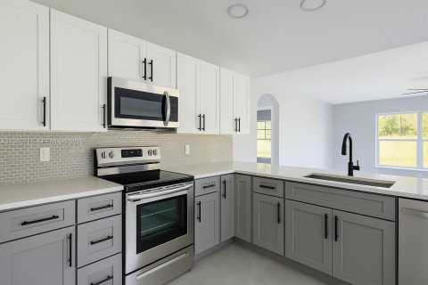 Casa en venta en Lehigh Acres, Florida, 3 dormitorios № 2046587 - foto 10