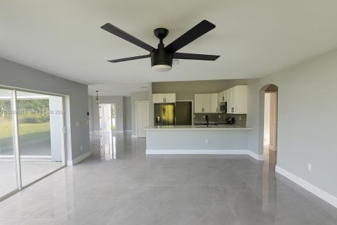 Casa en venta en Lehigh Acres, Florida, 3 dormitorios № 2046587 - foto 11