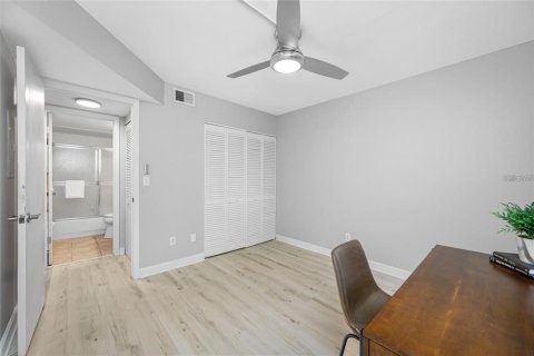 Condo in Largo, Florida, 2 bedrooms  № 2377818 - photo 23