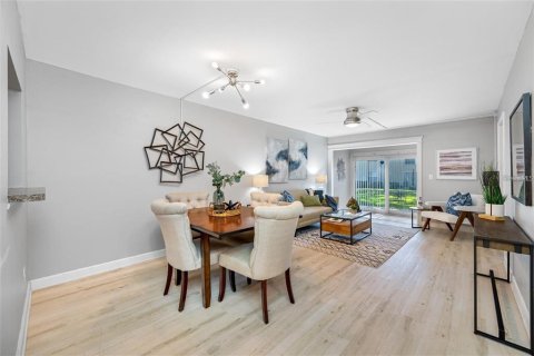 Condo in Largo, Florida, 2 bedrooms  № 2377818 - photo 8