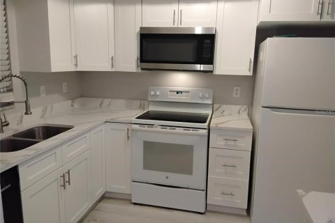 Condo in Largo, Florida, 2 bedrooms  № 2377818 - photo 4