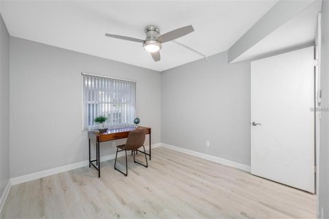 Condo in Largo, Florida, 2 bedrooms  № 2377818 - photo 22