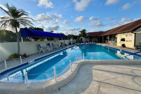 Condo in Largo, Florida, 2 bedrooms  № 2377818 - photo 24