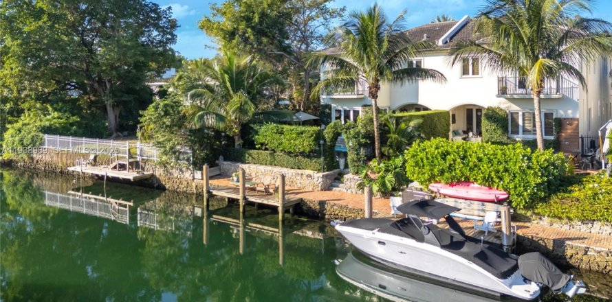 Touwnhouse à Coral Gables, Floride 4 chambres, 320.61 m2 № 1998326