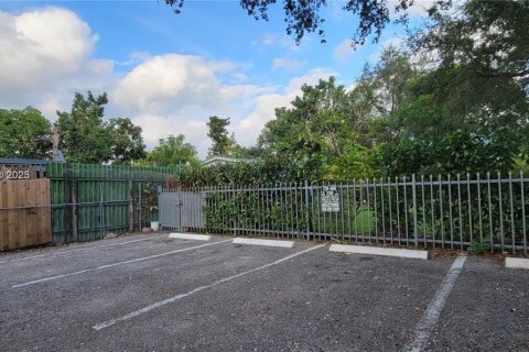 Apartment in Miami, Florida 1 bedroom № 1820205 - photo 14