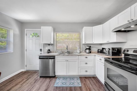 Casa en alquiler en Tampa, Florida, 2 dormitorios, 95.78 m2 № 1681135 - foto 6
