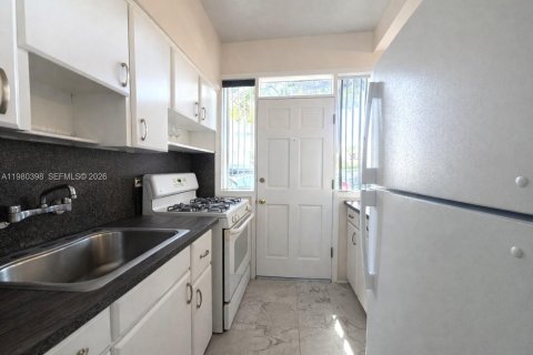 Condominio en alquiler en Miami Beach, Florida, 1 dormitorio, 69.68 m2 № 2043504 - foto 17