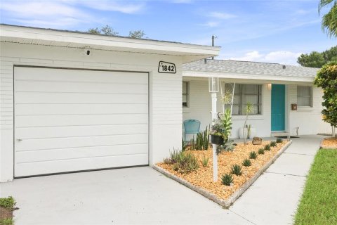 House in Saint Petersburg, Florida 3 bedrooms, 151.62 sq.m. № 2315083