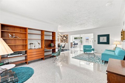 Casa en venta en Saint Petersburg, Florida, 3 dormitorios, 151.62 m2 № 2315083 - foto 3