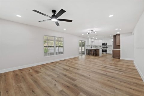 House in Clermont, Florida 6 bedrooms, 285.4 sq.m. № 2199482 - photo 11