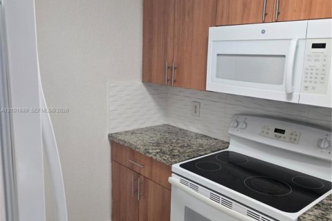 Copropriété à louer à Miami, Floride: 2 chambres, 69.68 m2 № 2404231 - photo 12
