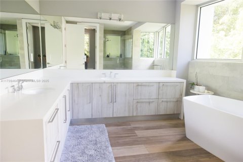 House in South Miami, Florida 5 bedrooms, 332.22 sq.m. № 1702965 - photo 14