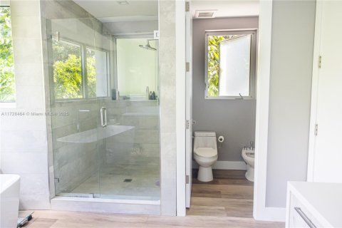 House in South Miami, Florida 5 bedrooms, 332.22 sq.m. № 1702965 - photo 12