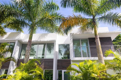 House in South Miami, Florida 5 bedrooms, 332.22 sq.m. № 1702965 - photo 5