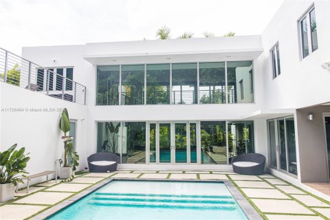 House in South Miami, Florida 5 bedrooms, 332.22 sq.m. № 1702965 - photo 1