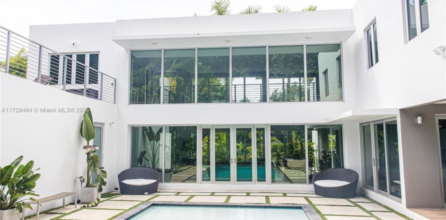House in South Miami, Florida 5 bedrooms, 332.22 sq.m. № 1702965