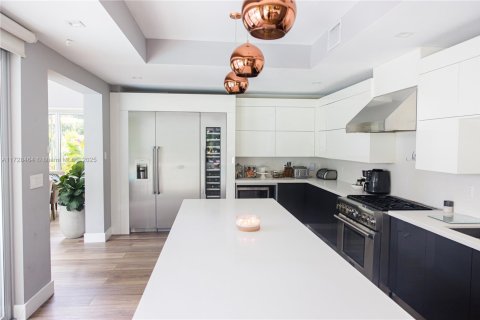 House in South Miami, Florida 5 bedrooms, 332.22 sq.m. № 1702965 - photo 8