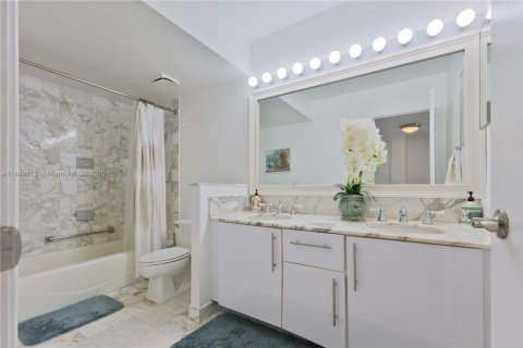 Condo in Bal Harbour, Florida, 2 bedrooms  № 1939214 - photo 22