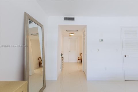 Condo in Bal Harbour, Florida, 2 bedrooms  № 1939214 - photo 26