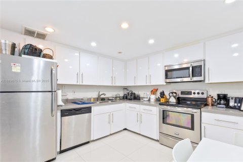 Condo in Bal Harbour, Florida, 2 bedrooms  № 1939214 - photo 20