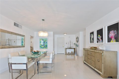 Condo in Bal Harbour, Florida, 2 bedrooms  № 1939214 - photo 14