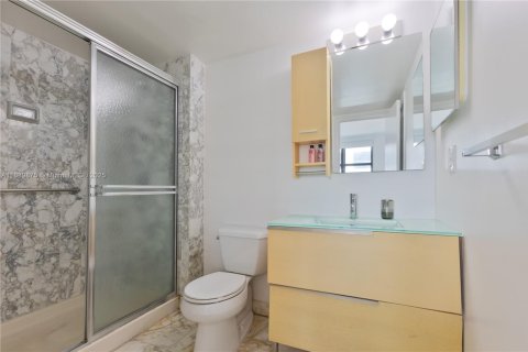 Condo in Bal Harbour, Florida, 2 bedrooms  № 1939214 - photo 17