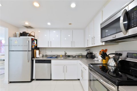 Condo in Bal Harbour, Florida, 2 bedrooms  № 1939214 - photo 21