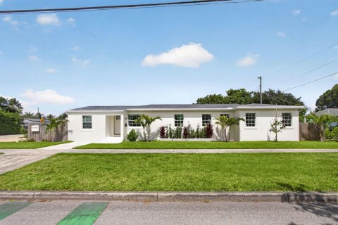Villa ou maison à vendre à West Palm Beach, Floride: 4 chambres, 184.5 m2 № 2190161 - photo 2