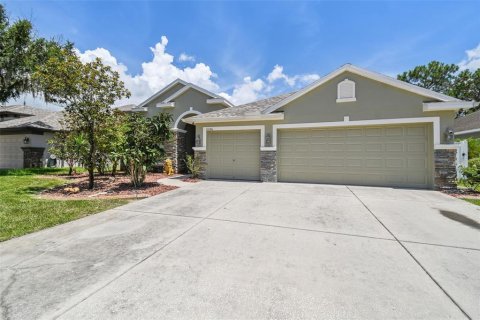 House in New Port Richey, Florida 5 bedrooms, 263.01 sq.m. № 1829330 - photo 2
