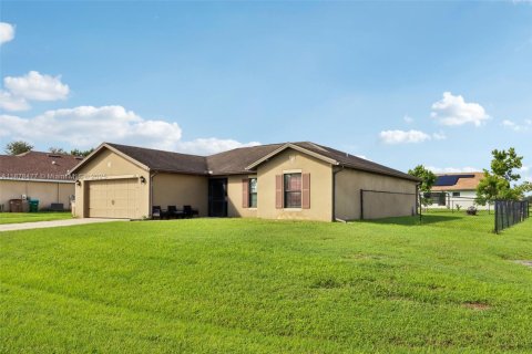 Casa en venta en Cape Coral, Florida, 3 dormitorios № 1927864 - foto 2