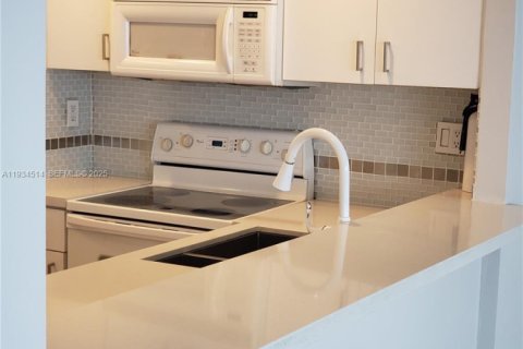 Снять в аренду кондоминиум в Майами, Флорида 1 спальня, 71.35м2, № 1992508 - фото 2