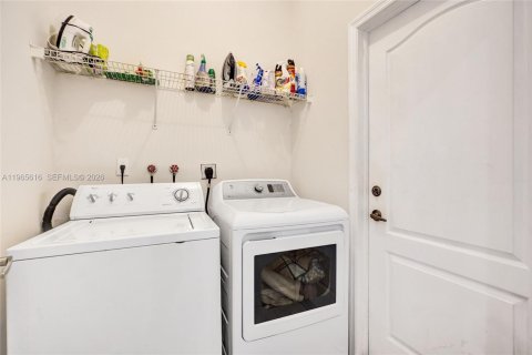 Casa en venta en Miami, Florida, 4 dormitorios, 182.74 m2 № 2029065 - foto 30