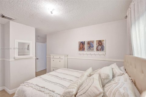 Casa en venta en Miami, Florida, 4 dormitorios, 182.74 m2 № 2029065 - foto 21