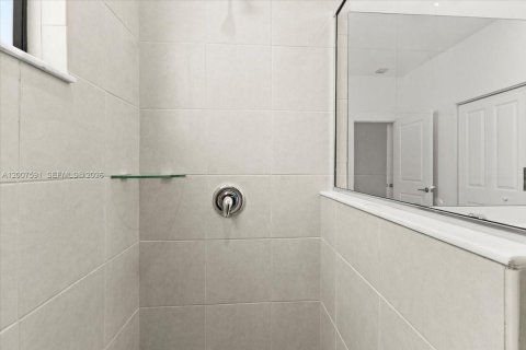 Touwnhouse à vendre à Miami, Floride: 3 chambres, 133.97 m2 № 2078591 - photo 24