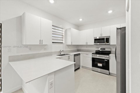 Touwnhouse à vendre à Miami, Floride: 3 chambres, 133.97 m2 № 2078591 - photo 10