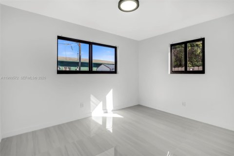 House in Hallandale Beach, Florida 3 bedrooms, 117.99 sq.m. № 2021971 - photo 16