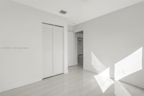 House in Hallandale Beach, Florida 3 bedrooms, 117.99 sq.m. № 2021971 - photo 19