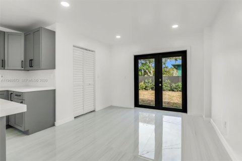 House in Hallandale Beach, Florida 3 bedrooms, 117.99 sq.m. № 2021971 - photo 8
