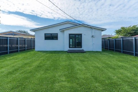 House in Hallandale Beach, Florida 3 bedrooms, 117.99 sq.m. № 2021971 - photo 24