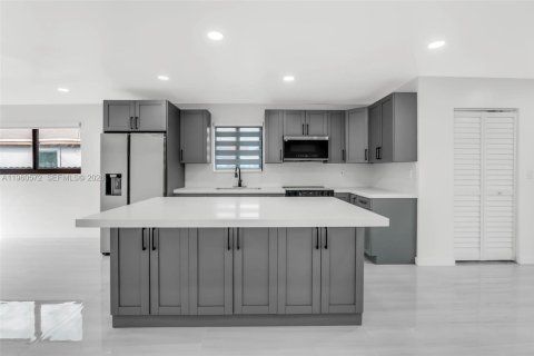 House in Hallandale Beach, Florida 3 bedrooms, 117.99 sq.m. № 2021971 - photo 5