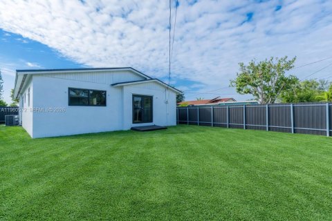 House in Hallandale Beach, Florida 3 bedrooms, 117.99 sq.m. № 2021971 - photo 23