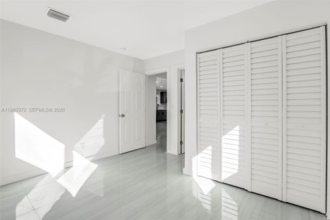 House in Hallandale Beach, Florida 3 bedrooms, 117.99 sq.m. № 2021971 - photo 13