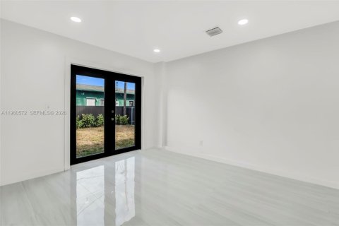 House in Hallandale Beach, Florida 3 bedrooms, 117.99 sq.m. № 2021971 - photo 11