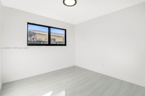 House in Hallandale Beach, Florida 3 bedrooms, 117.99 sq.m. № 2021971 - photo 18