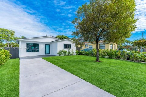 House in Hallandale Beach, Florida 3 bedrooms, 117.99 sq.m. № 2021971