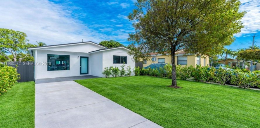 House in Hallandale Beach, Florida 3 bedrooms, 117.99 sq.m. № 2021971