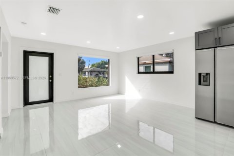 House in Hallandale Beach, Florida 3 bedrooms, 117.99 sq.m. № 2021971 - photo 3