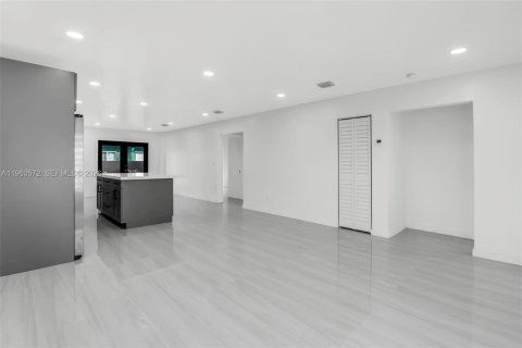 House in Hallandale Beach, Florida 3 bedrooms, 117.99 sq.m. № 2021971 - photo 9